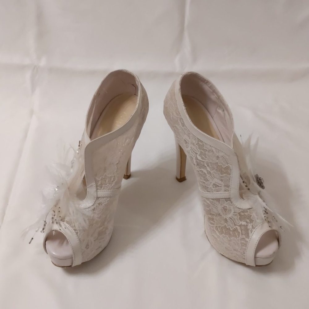 Withe high heels - Picture 2 of 5